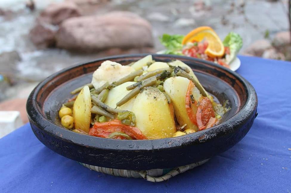 Tagine au légumes cuit dans un plat en terre traditionnel au Maroc