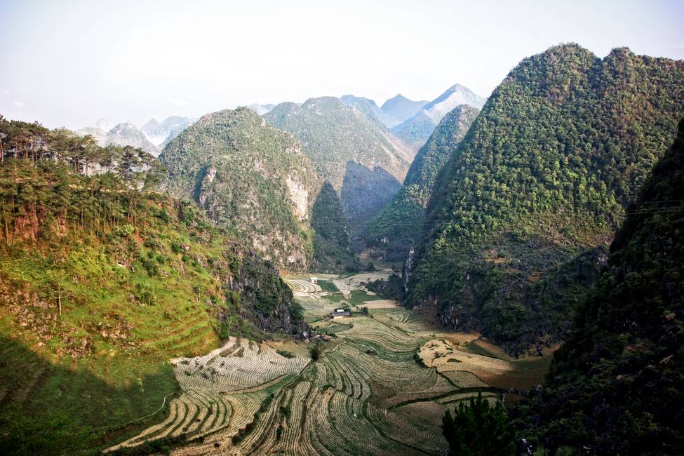 Paysage de pitons rocheux du nord Vietnam